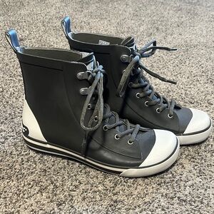 Rocket Dog Gray and White Winter Boots, 7.5 women’s